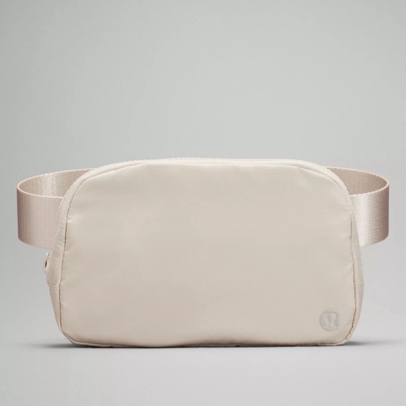 🤍 LAST ONE!! OG Lululemon Everywhere Belt Bag White Opal Old Style - Picture 2 of 5